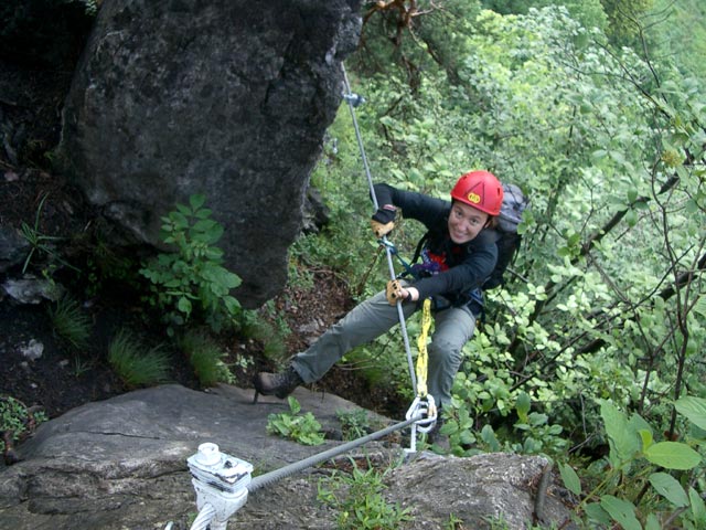 Carmen nach dem Felsblock aus dem ein Baum herausw&auml;chst