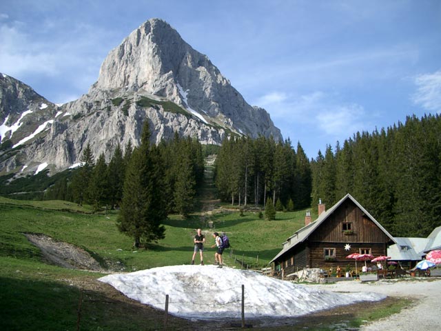 Christoph und Gudrun bei der Oberst Klinke-H&uuml;tte, 1.486 m (10. Juni)
