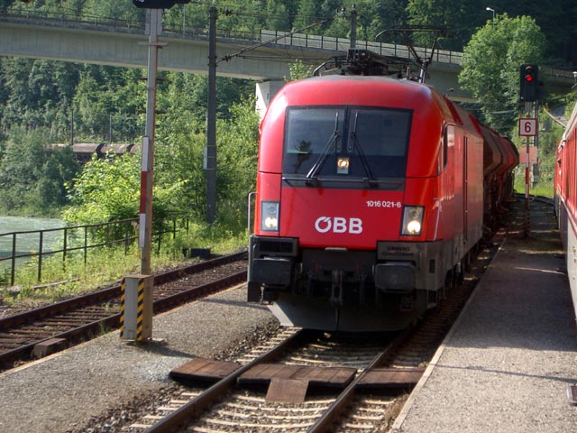 1016 021-6 mit Güterzug bei der Durchfahrt durch den Bahnhof Weißenbach-St. Gallen