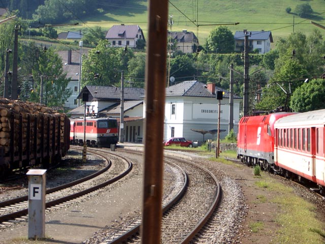 1142 654-1 mit R 3555 im Bahnhof Gro&szlig;reifling und E 1800 bei der Einfahrt in den Bahnhof Gro&szlig;reifling