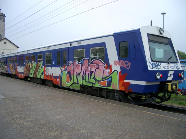 6020 028-4 als Zug 21008 in der Haltestelle Tulln Stadt (3. Juni)