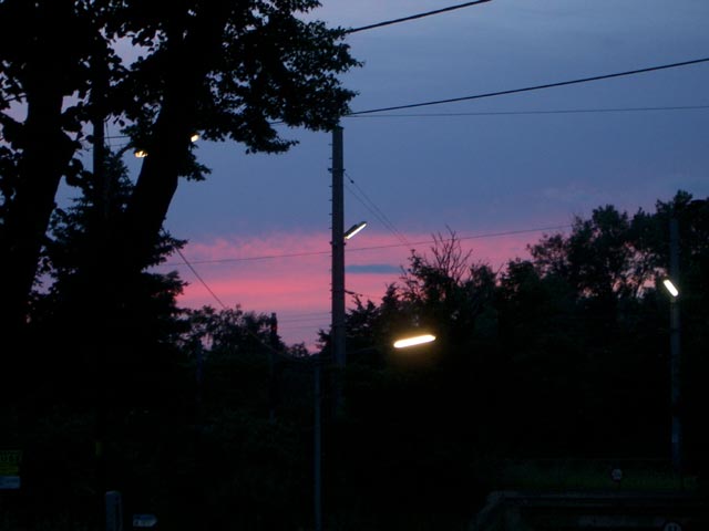 Abendrot &uuml;ber dem Bahnhof S&uuml;&szlig;enbrunn (14. Juni)
