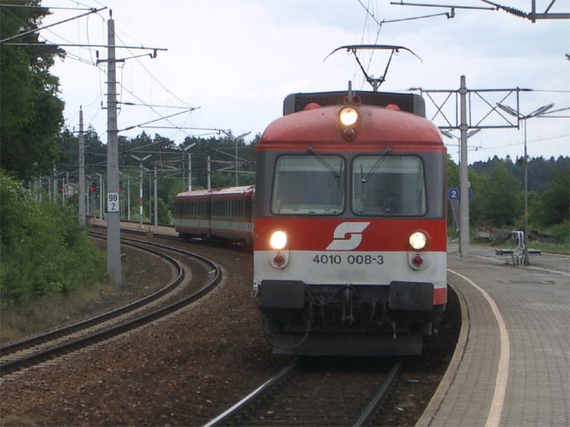 4010 008-3 als E 2121 bei der Einfahrt in den Bahnhof H&ouml;tzelsdorf-Geras (19. Juni)
