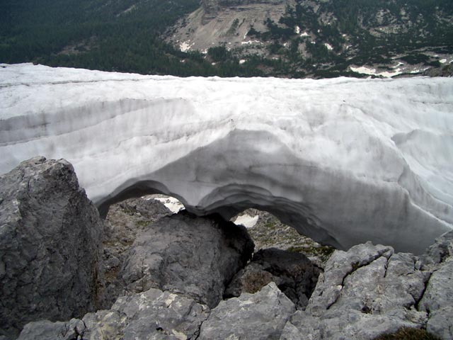 Schneebr&uuml;cke neben Weg 219 (4. Juli)