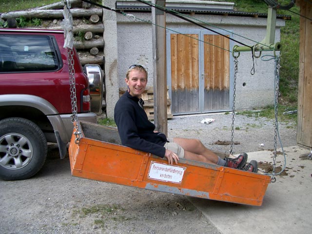 Ich in der Talstation der Materialseilbahn Muttekopfh&uuml;tte (31. Juli)