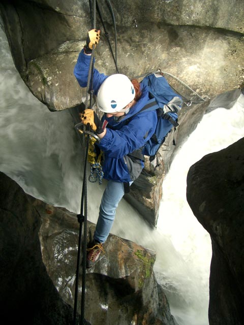 H&ouml;llenrachen: Daniela im Spreizschritt (7. Aug.)