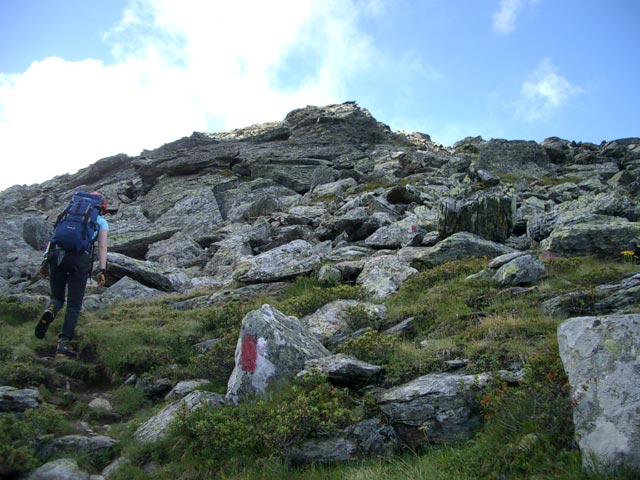 Glungezer Klettersteig: Daniela am Zustieg &uuml;ber den Blockgrat