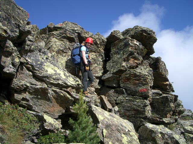 Glungezer Klettersteig: Daniela am Zustieg &uuml;ber den Blockgrat