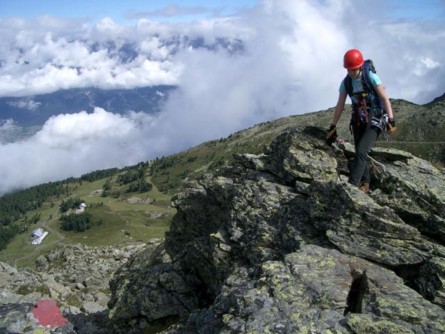 Glungezer Klettersteig: Daniela am Zustieg &uuml;ber den Blockgrat