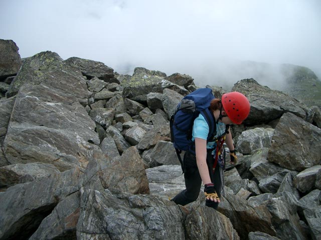 Daniela am Blockgrat zwischen Glungezer Klettersteig und Glungezerh&uuml;tte