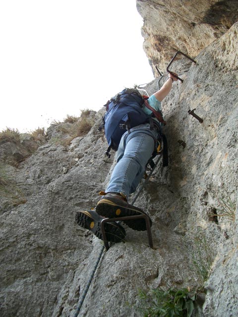Unterer Turnerbergsteiger-Steig: Daniela beim Aufstieg zur Tristangrotte