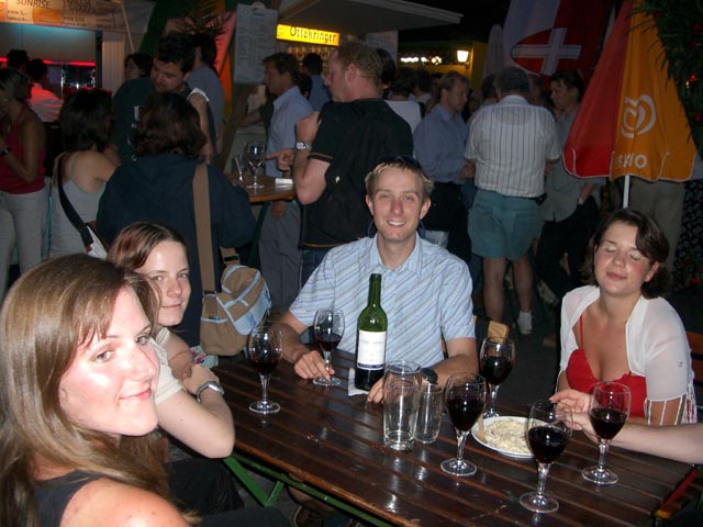 Birgit, Daniela, Ich und ? am Rathausplatz (10. Aug.)