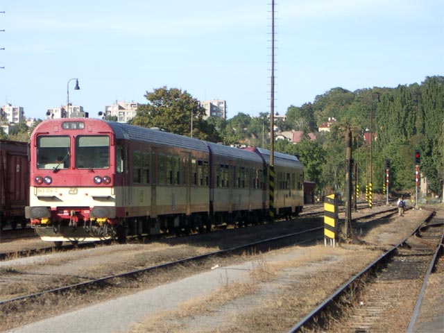 843 007-6 als R 712 bei der Ausfahrt aus dem Bahnhof Slan&yacute; (8. Sep.)