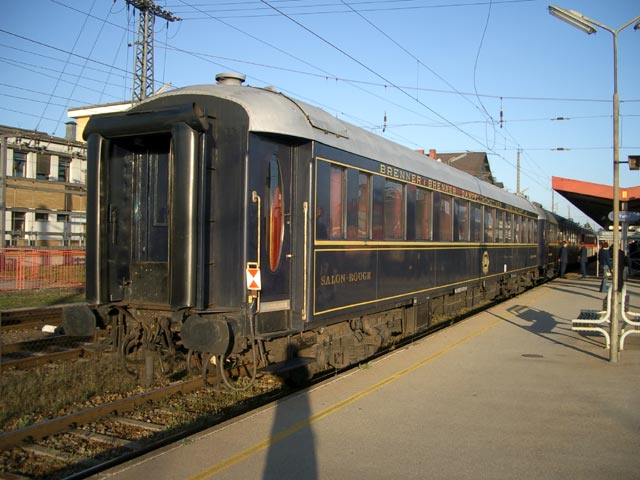 Nostalgiewagen am Zugschluss von E 2100 im Bahnhof Tulln (17. Sep.)