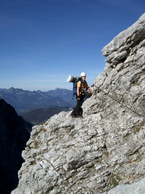 Kaiserschützensteig: Daniela in der Querung zwischen Haltplatte und Grüner Rinne (24. Okt)