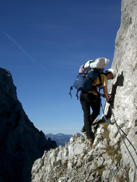 Kaisersch&uuml;tzensteig: Daniela in der Querung zwischen Haltplatte und Gr&uuml;ner Rinne (24. Okt)
