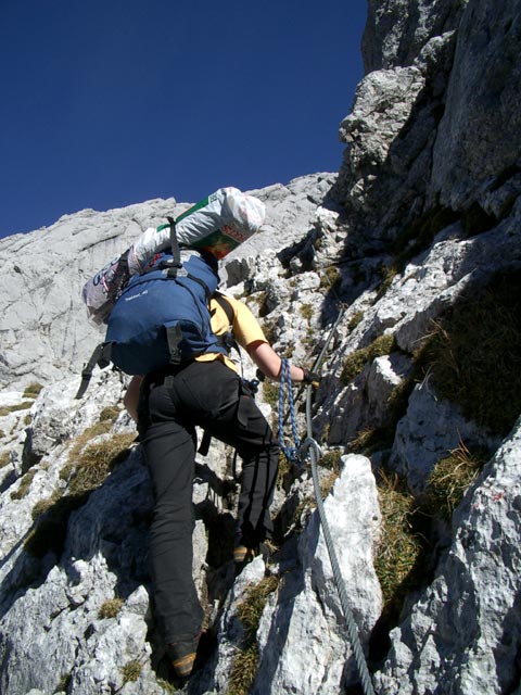 Kaisersch&uuml;tzensteig: Daniela in der Querung zwischen Haltplatte und Gr&uuml;ner Rinne (24. Okt)