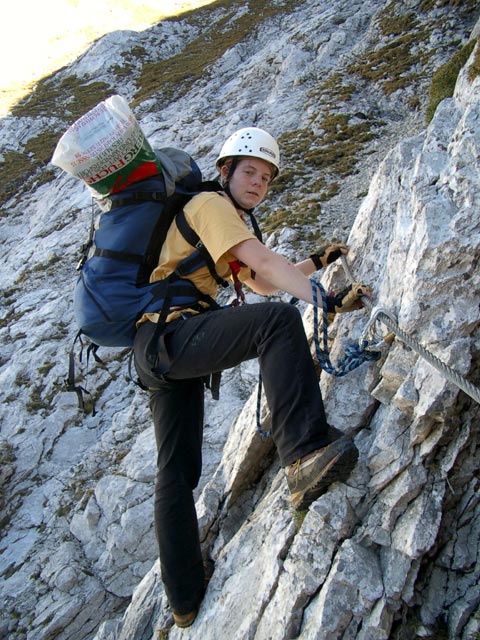 Kaisersch&uuml;tzensteig: Daniela in der Querung zwischen Haltplatte und Gr&uuml;ner Rinne (24. Okt)