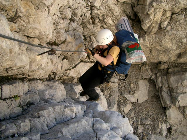 Kaisersch&uuml;tzensteig: Daniela in der Rinne nach der Abzweigung zur Kleinen Halt (24. Okt)