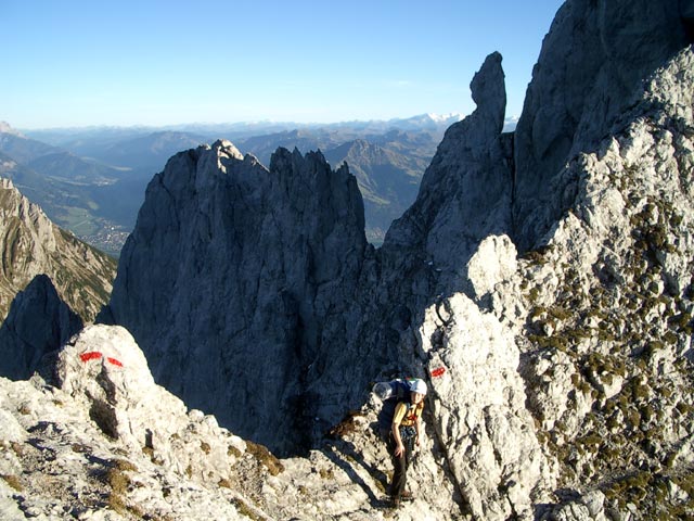 Kaiserschützensteig: Daniela am Verbindungsgrat zwischen Gamshalt und Ellmauer Halt (24. Okt)