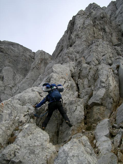 Gams&auml;ngersteig: Daniela in der gestuften Felsrinne zwischen J&auml;gerwandtreppe und Schl&uuml;sselstelle (25. Okt)