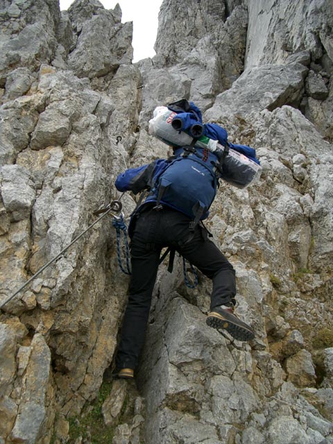 Gams&auml;ngersteig: Daniela in der gestuften Felsrinne zwischen J&auml;gerwandtreppe und Schl&uuml;sselstelle (25. Okt)
