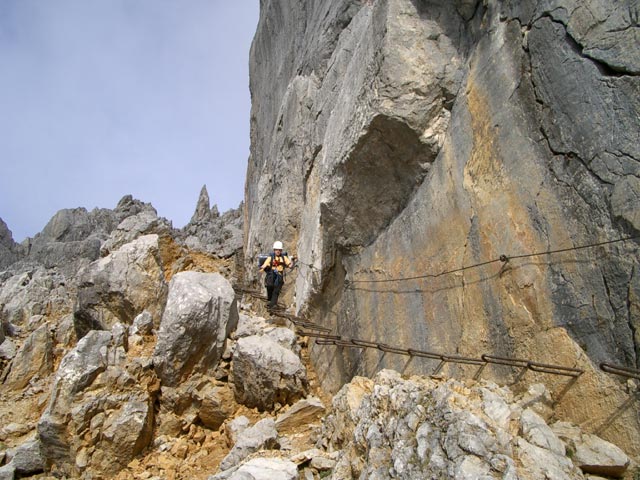 Gamsängersteig: Daniela auf der Jägerwandtreppe (25. Okt)