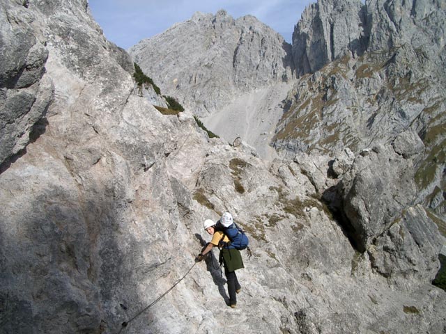 Jubil&auml;umssteig: Daniela in der Querung zwischen Scharte und Felsentor (25. Okt)