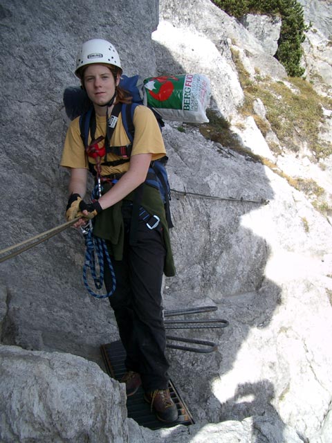 Jubil&auml;umssteig: Daniela in der Querung zwischen Scharte und Felsentor (25. Okt)