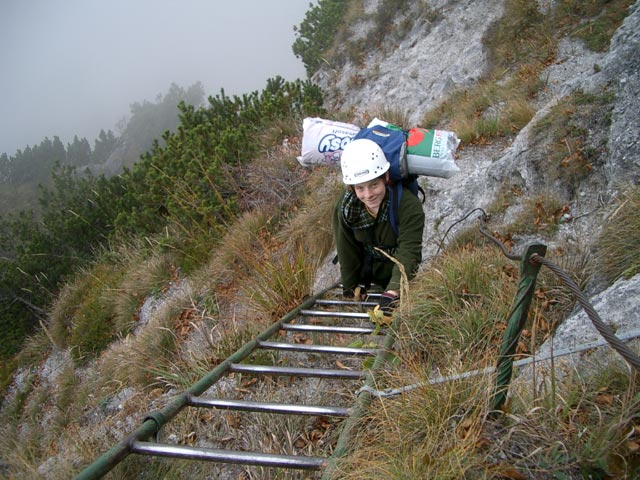 Maiklsteig: Daniela auf der ausgesetzten Schr&auml;gleiter (26. Okt)