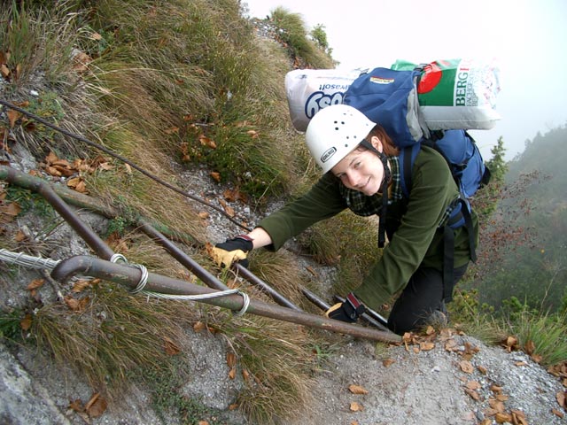 Maiklsteig: Daniela auf der ersten Leiter (26. Okt)