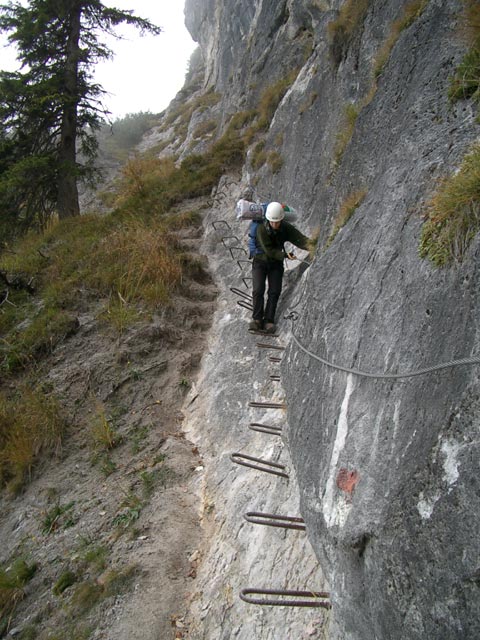 Maiklsteig: Daniela auf den schr&auml;gen Klammern (26. Okt)