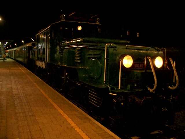 1189.02 mit Sonderzug 'Flucht auf den Semmering' im Bahnhof Gloggnitz (31. Okt.)