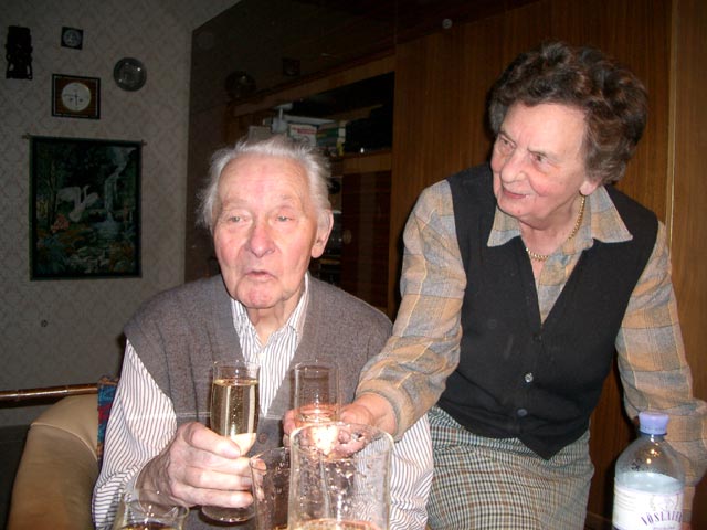 Opa und Oma in ihrer Wohnung (4. Nov.)