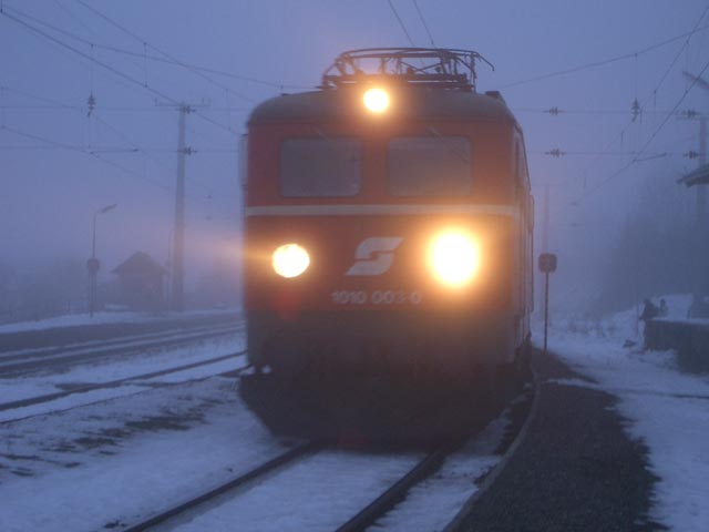 1010 003-0 mit E 1952 'Erlebniszug Zauberberge' bei der Einfahrt in den Bahnhof Spital am Semmering (28. Nov.)