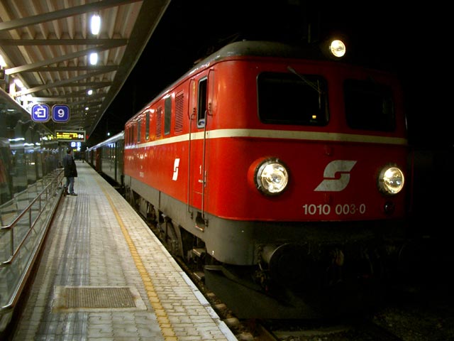 1010 003-0 mit E 1952 'Erlebniszug Zauberberge' in Wiener Neustadt Hbf (28. Nov.)