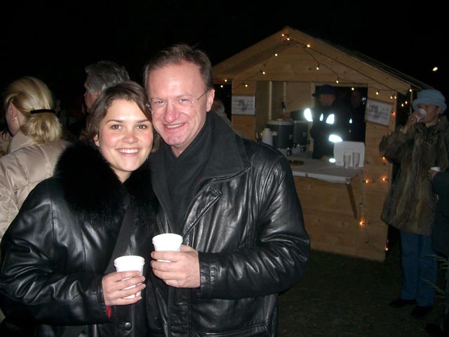 Monika und Robert bei der Pfarrkirche S&uuml;&szlig;enbrunn