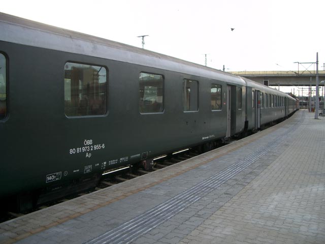 E 1951 'Erlebniszug Zauberberge' in Wiener Neustadt Hbf (25. Dez.)