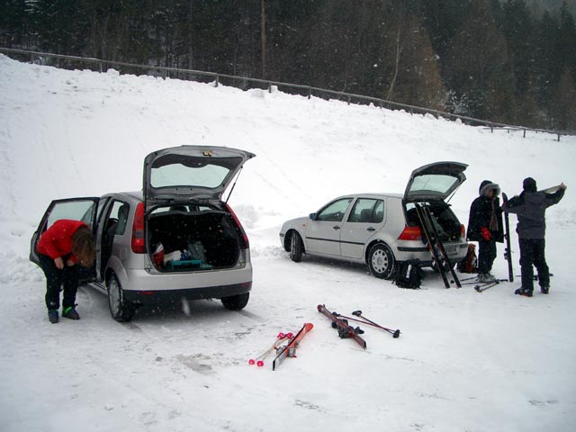 Irene, Angela und Edvin am Parkplatz