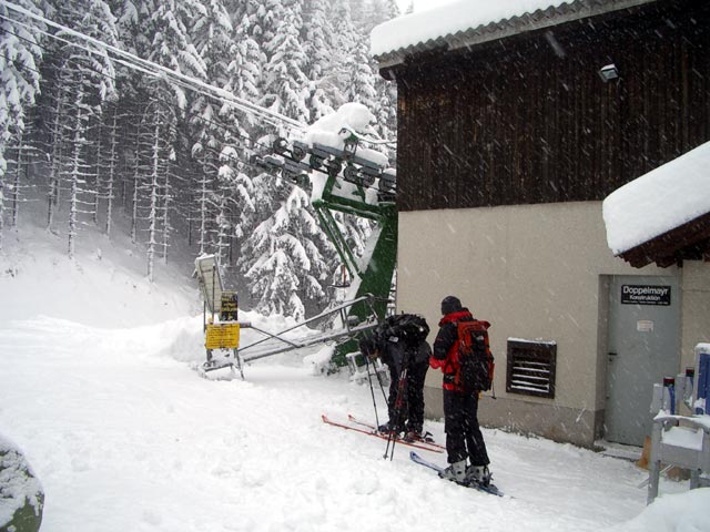 Edvin und Angela bei der Talstation des Schlepplifts D&uuml;rrkogel