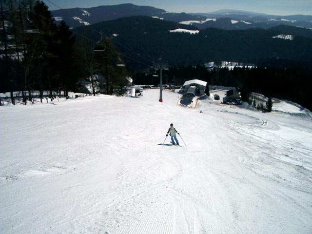 Mama auf der Sonnenhangabfahrt