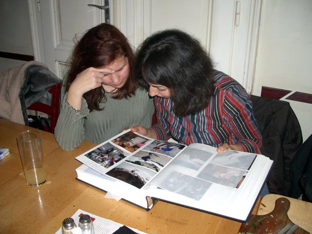 Kathrin und Selma im Hopfhaus