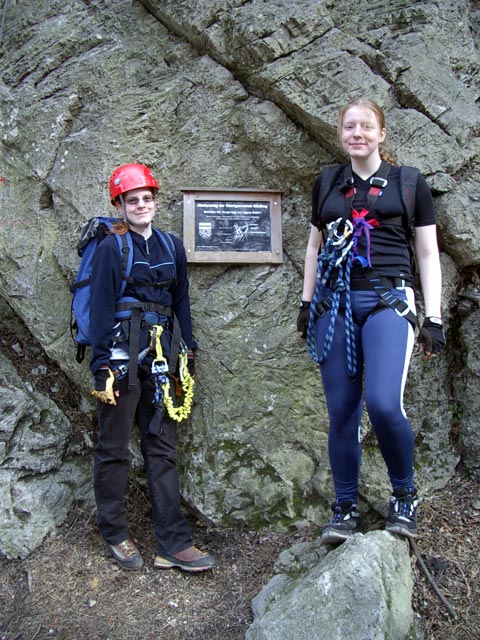 M&ouml;dlinger Klettersteig: Daniela und Yasmin beim Einstieg