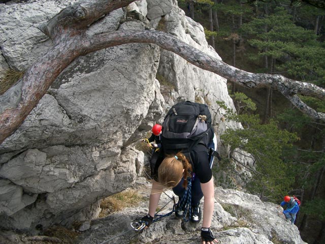 M&ouml;dlinger Klettersteig: Daniela und Yasmin auf der Rampe