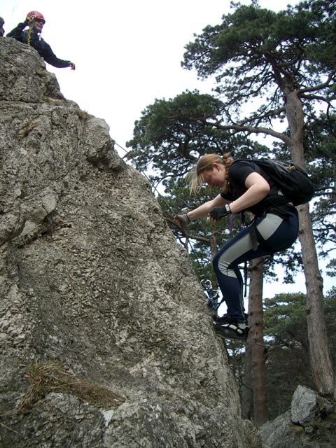 M&ouml;dlinger Klettersteig: Yasmin in der Scharte