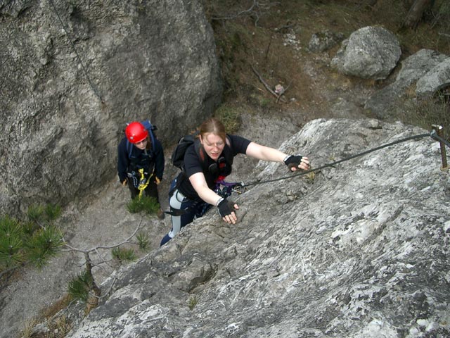 M&ouml;dlinger Klettersteig: Daniela und Yasmin in der Scharte
