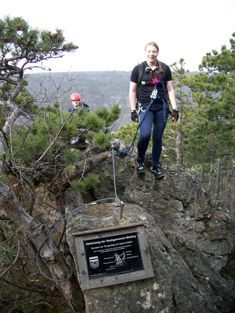 M&ouml;dlinger Klettersteig: Daniela und Yasmin beim Ausstieg