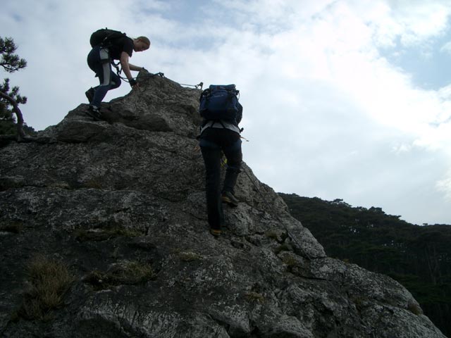 Mödlinger Klettersteig: Yasmin und Daniela am Grat