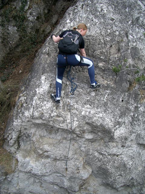 M&ouml;dlinger Klettersteig: Yasmin in der Scharte