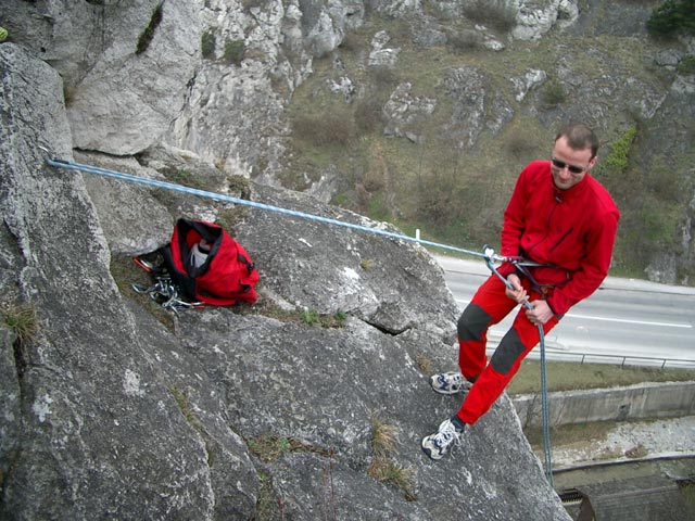 M&ouml;dlinger Klettersteig: Andreas beim Abseilen